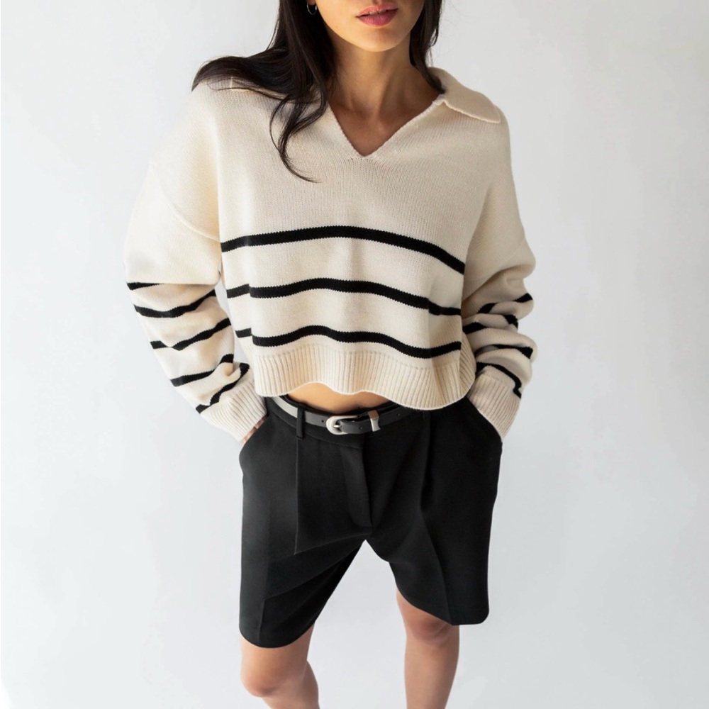 OAK + FORT COLLARED STRIPE CROPPED V-NECK SWEATER IN CREAM + BLACK